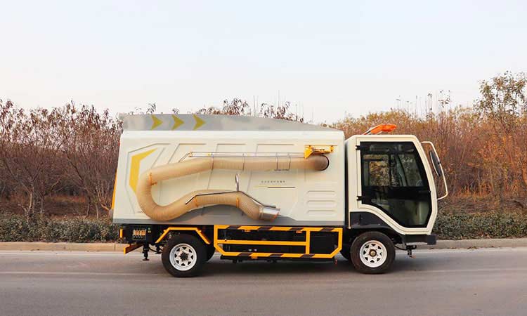 四輪樹(shù)葉收集車