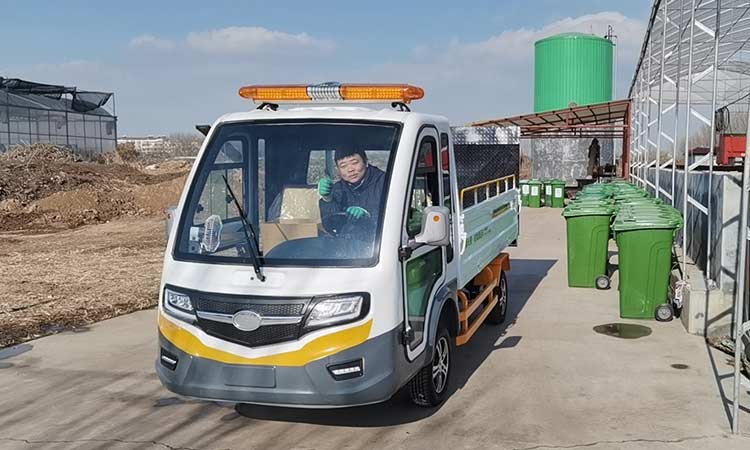 八桶垃圾清運車工作現(xiàn)場