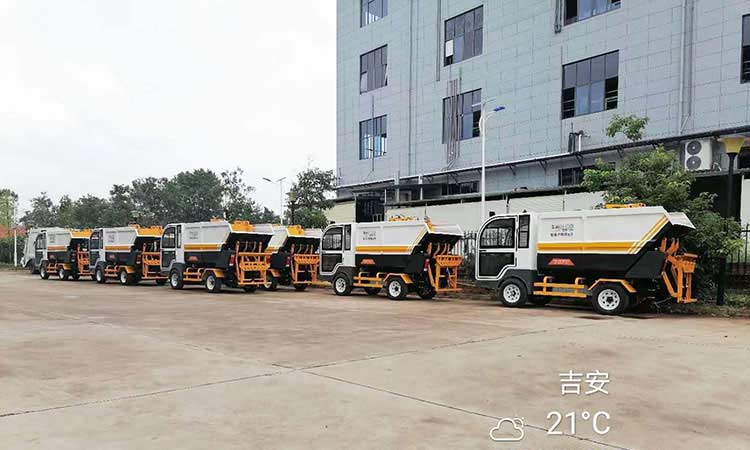 近日，江西環(huán)衛(wèi)公司引進(jìn)電動(dòng)垃圾清運(yùn)車到貨現(xiàn)場