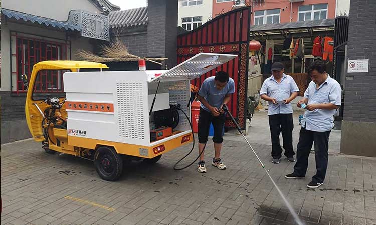 環(huán)衛(wèi)公司購(gòu)入三輪高壓清洗車多輛用于城市道路清洗保潔
