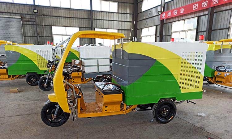 環(huán)衛(wèi)公司訂購(gòu)小型三輪高溫高壓清洗車(chē)組裝發(fā)貨