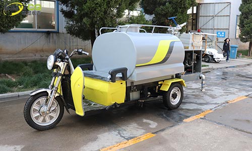 小型三輪灑水車，解決校園飛絮防疫問題