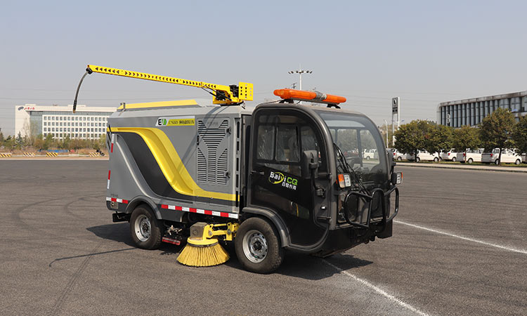 電動(dòng)高壓洗掃車(chē)全新升級(jí)，解決路邊停車(chē)位清潔難題。