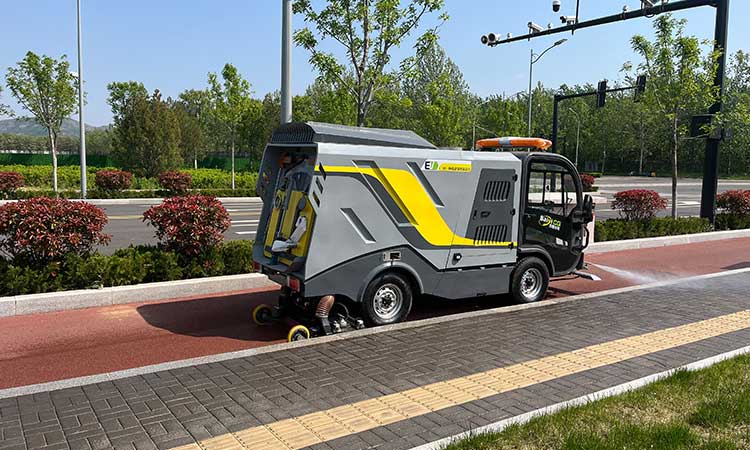 小型電動(dòng)深度清潔車(chē)—還原路面地磚本色，席地而坐