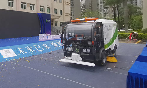 電動洗掃車抵達(dá)深圳環(huán)衛(wèi)指定地點(diǎn)并作為頭車參加了項(xiàng)目開啟儀式