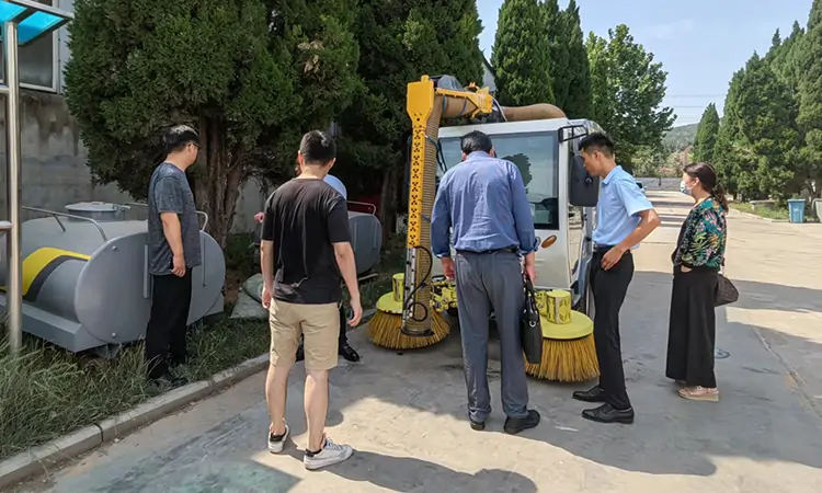 純電動(dòng)樹(shù)葉收集車