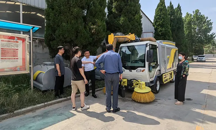 參觀大型樹(shù)葉收集車