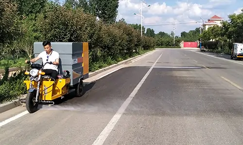 道路高壓清洗車是一款道路沖洗，水掃多用途電動(dòng)環(huán)衛(wèi)設(shè)備