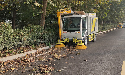 79906am美高梅長青大型樹葉收集清掃車為落葉季 “保駕護航”