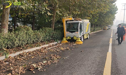 純電動樹葉收集車，秋季落葉收集，其他季節(jié)可作為洗掃車高壓清洗車使用
