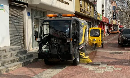 純電動洗掃車與小型環(huán)衛(wèi)車輛配合工作是怎樣的場景？