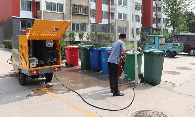 冬季來臨，物業(yè)小區(qū)在選擇高溫高壓清洗車的時(shí)候要注意哪些問題呢？