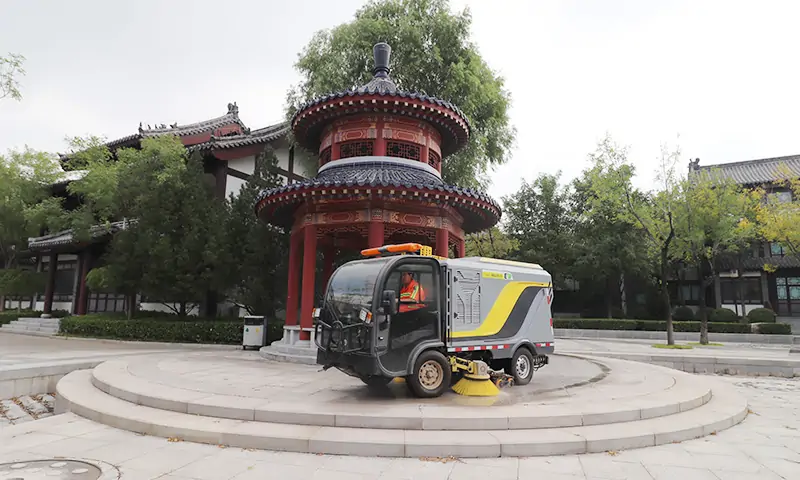 背街小巷、廣場公園狹窄的人行道道路也能洗掃？沒錯，這款車就可以做得到！
