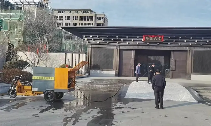 多功能高壓沖洗車助力山東某環(huán)衛(wèi)，用于路面清洗養(yǎng)護(hù)，景區(qū)道路沖洗！