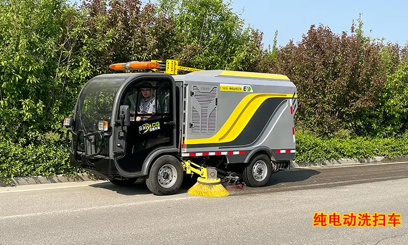 小型純電動(dòng)洗掃車(chē)，節(jié)假日期間路面高效洗掃專(zhuān)用車(chē)型，操作簡(jiǎn)單，效果杰出！