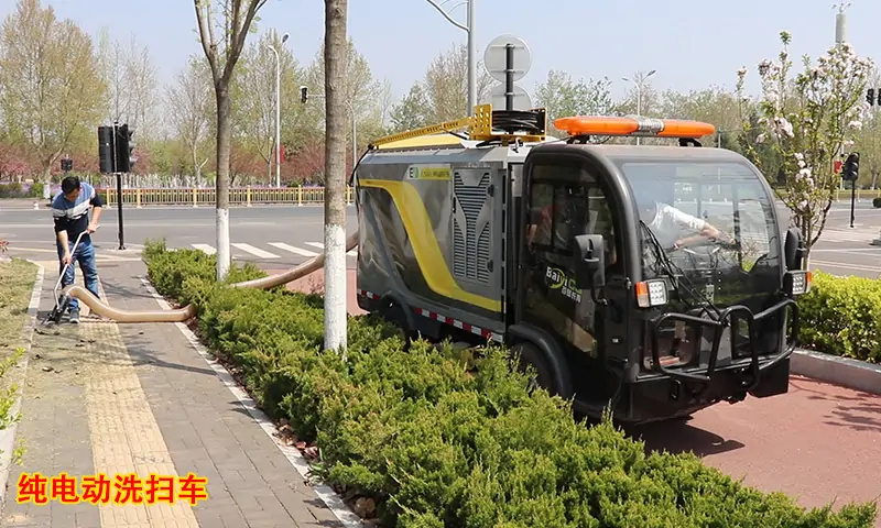 機(jī)場(chǎng)、學(xué)校、景區(qū)等路面清理效果一直不好？小型清潔設(shè)備廠家給您一個(gè)建議！