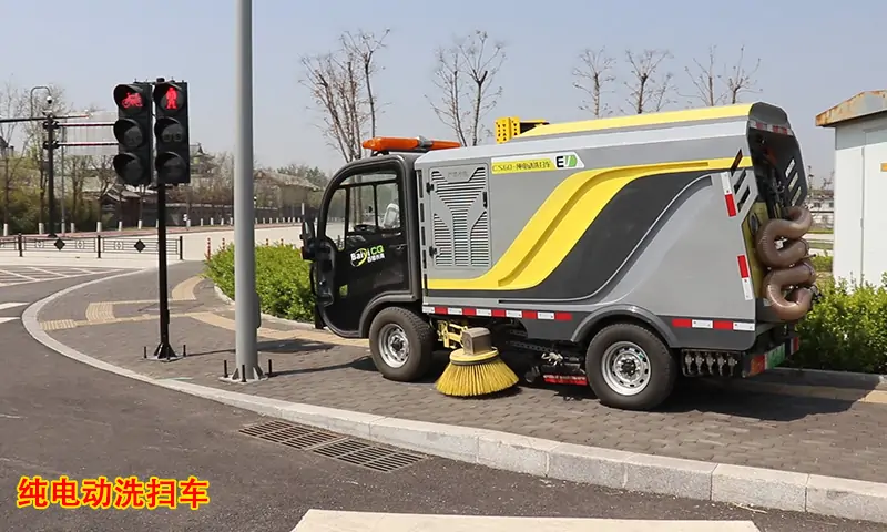 汽油版本洗掃車(chē)真的可以繼續(xù)再用嗎？純電動(dòng)洗掃車(chē)又有哪些優(yōu)勢(shì)和特點(diǎn)？