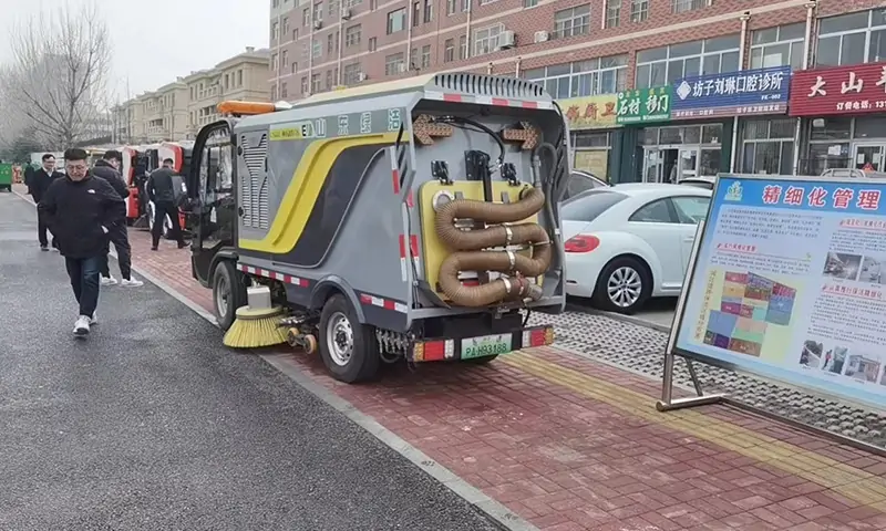 純電動(dòng)洗掃車(chē)現(xiàn)場(chǎng)試車(chē)，人行道路面洗掃引起關(guān)注，行人連連夸贊！
