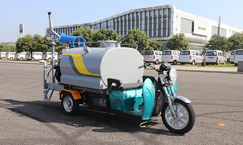 春季揚塵大，影響居住環(huán)境怎么辦？這款三輪霧炮灑水車幫您解決！