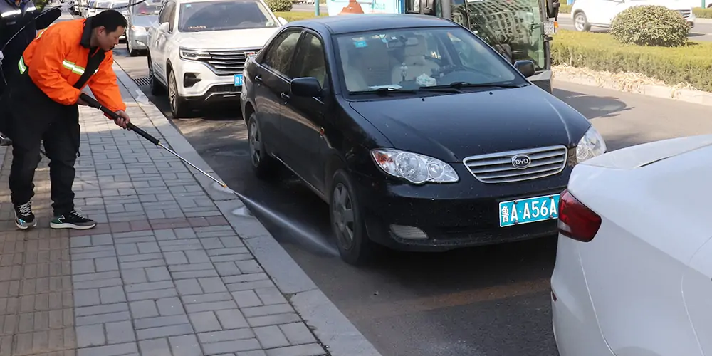 道路洗掃車，路面污漬清潔“專家”_電動洗掃車_環(huán)衛(wèi)洗掃車_小型洗掃車