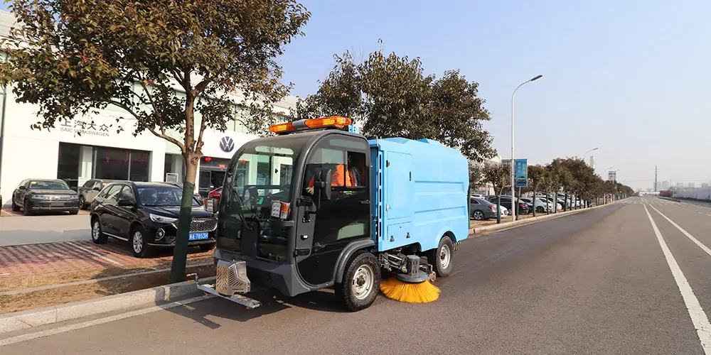 道路洗掃車，路面污漬清潔“專家”_電動洗掃車_環(huán)衛(wèi)洗掃車_小型洗掃車