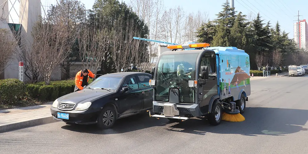 路面污漬清潔“專家”_電動(dòng)洗掃車_環(huán)衛(wèi)洗掃車_小型洗掃車