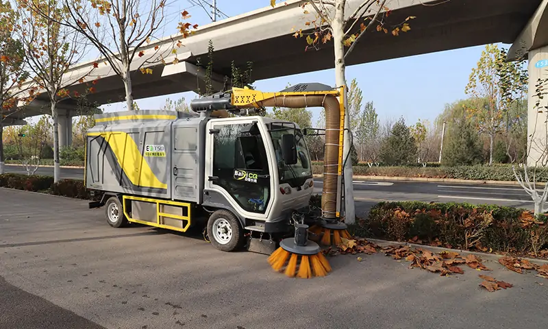 落葉收集大挑戰(zhàn)！秋季落葉收集專用車！純電動更環(huán)保，大容量垃圾箱滿足多場地需求！