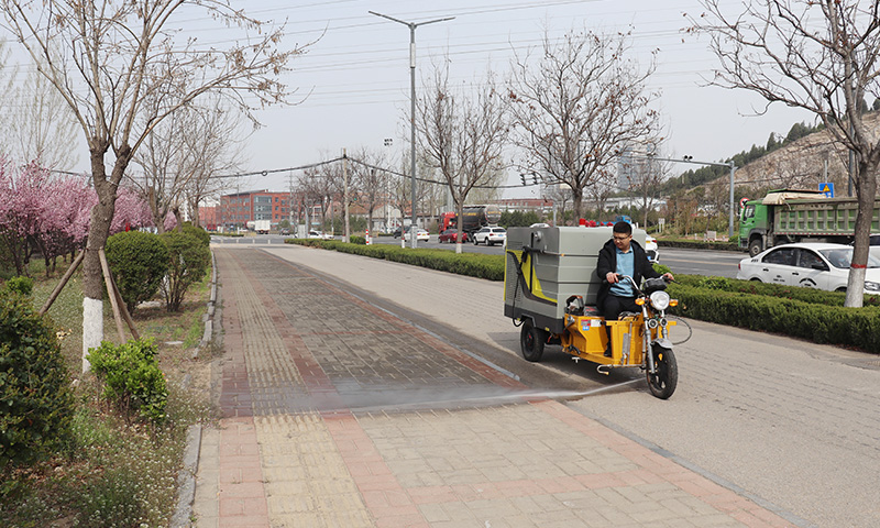 市政道路及景區(qū)道路狹窄難以通行，衛(wèi)生治理難度大？別擔(dān)心，一輛三輪多功能高壓清洗車即可解決！