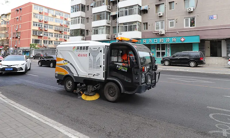 小型純電動(dòng)洗掃車街頭實(shí)拍，道路洗掃無揚(yáng)塵，打造美好生活環(huán)境！