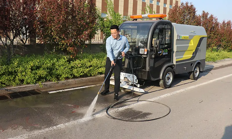 四輪多功能高壓清洗車，駕駛室，更安全！多種沖洗模式適應(yīng)多種工作場(chǎng)景！