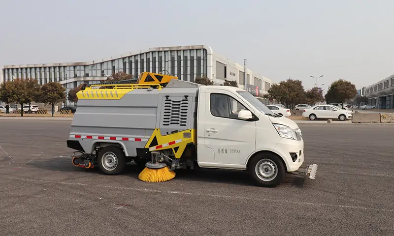 新品上市！新能源純電動洗掃車亮相！長安底盤可上牌，可旋轉(zhuǎn)機(jī)械臂帶高壓沖洗顯奇效！