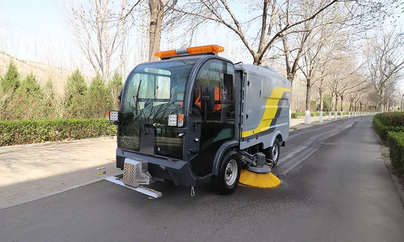 純電動(dòng)洗掃車(chē)背街小巷顯神通，洗掃全面，操作簡(jiǎn)單獲得認(rèn)可