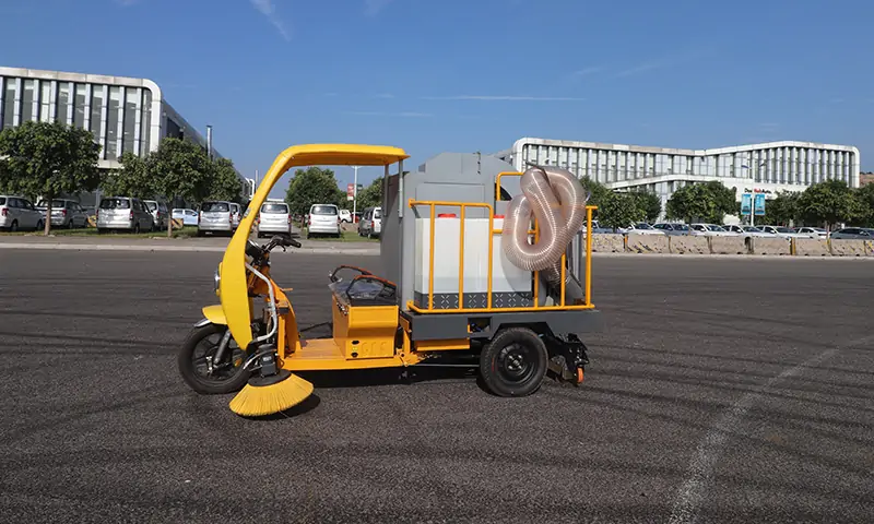 高效便捷的三輪駕駛式樹葉收集車，改善清潔工作效率！