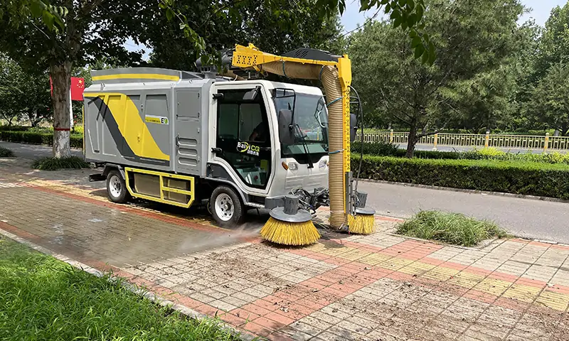 樹葉收集車——引領(lǐng)綠色清潔革命的力量，落葉收集專用車輛。