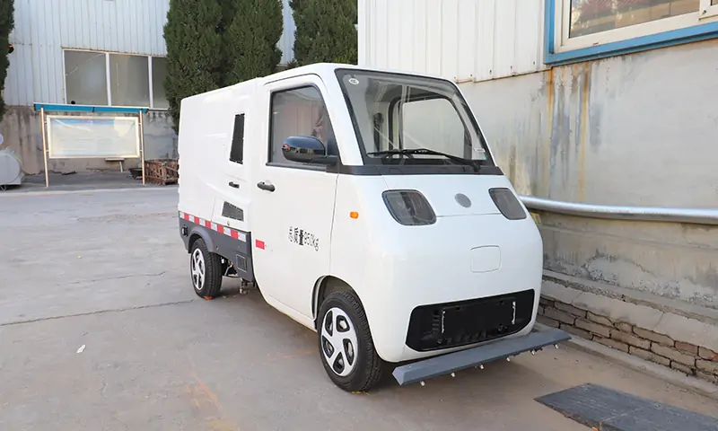 純電動道路養(yǎng)護(hù)車：清新環(huán)保，高效保潔的未來之選