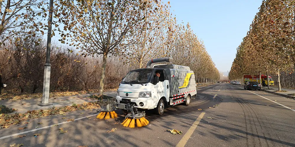新能源樹葉收集車 新能源多功能樹葉收集車 新能源吸樹葉的機器 新能源新型樹葉收集車